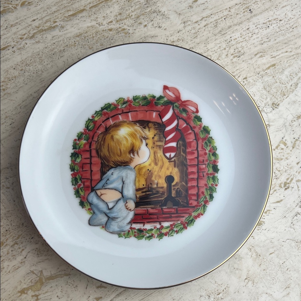 Vintage 1982 Fine porcelain Christmas plate 22K gold edged